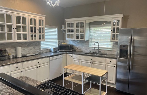 Kessler Apartment | Chic 2-bedroom apartment with WiFi, AC in vibrant Dallas