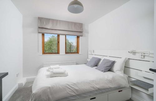 St. Mary's Park Apartment | Chic 2BR Battersea Flat Terrace & Pet-Friendly