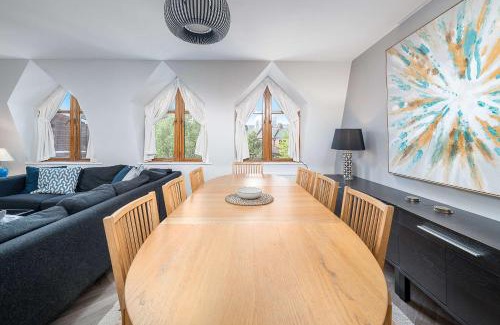St. Mary's Park Apartment | Chic 2BR Battersea Flat Terrace & Pet-Friendly