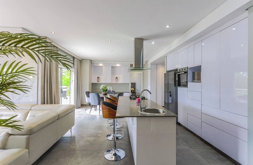 Greater Johannesburg Metropolitan Area Apartment | Chic 3-bedroom apartment with WiFi, AC in fabulous Sandton