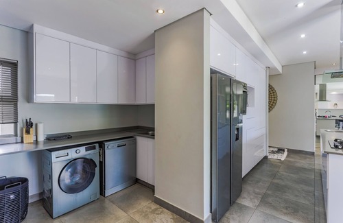 Greater Johannesburg Metropolitan Area Apartment | Chic 3-bedroom apartment with WiFi, AC in fabulous Sandton