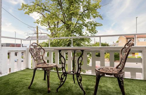 Chapeltown Apartment | Chic 3 BR Home with Balcony & Free Parking