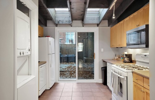 South Baltimore House | Chic 3BR Fed Hill Townhome. Walk to Stadiums, Inner Harbor, Bars, Eats and more