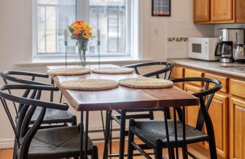 Shaughnessy Village Apartment | Chic 4BR Haven Sunlit in Downtown MTL