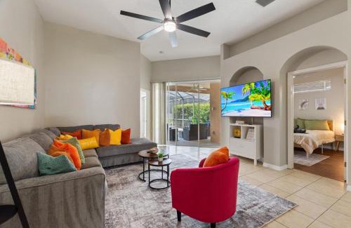 Haines City House | Chic 4BR,Heated Pool,Jacuzzi & Dining Oasis near Disney & Legoland