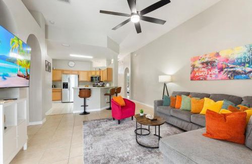 Haines City House | Chic 4BR,Heated Pool,Jacuzzi & Dining Oasis near Disney & Legoland