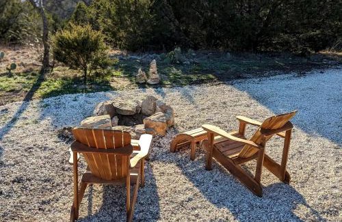 Kempner House | Chic and Elegant Tiny House with Fire Pit Lovely for Couples Getaways in Kempner, Texas