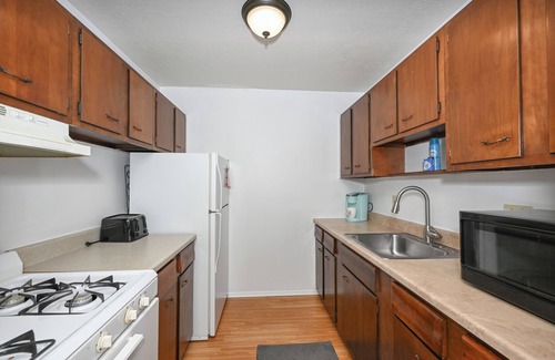 Mentor Apartment | Chic and Stylish 1-Bed Retreat for Traveling Professionals!