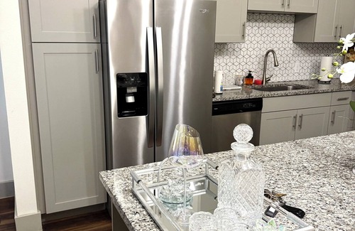 Farmers Branch Apartment | Chic apartment in charming Addison with AC, WiFi,Swimming Pool and A Gym