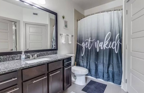 Washington Ave./ Memorial Park Apartment | Chic apartment with WiFi, AC, fitness room, pool elevator in brilliant Houston