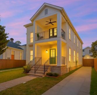 Touro House | Chic & Central - Renovated Gem with Gated Parking