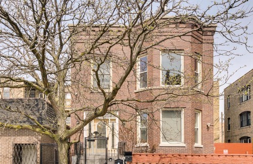 Buena Park Apartment | Chic Chicago Apartment about 1 Mi to Wrigley Field!