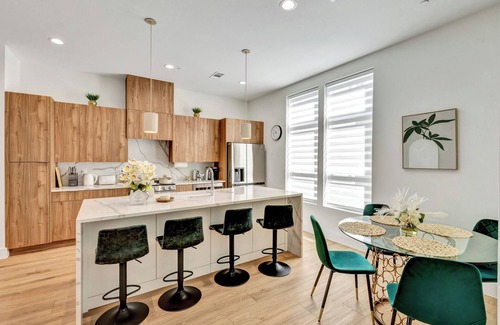 Dallas Apartment | Chic Dallas 2BR w/ Rooftop & Ensuite Comfort