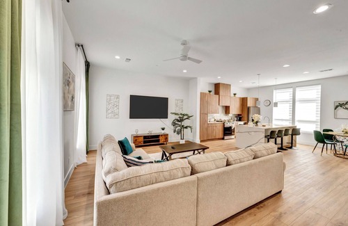 Dallas Apartment | Chic Dallas 2BR w/ Rooftop & Ensuite Comfort