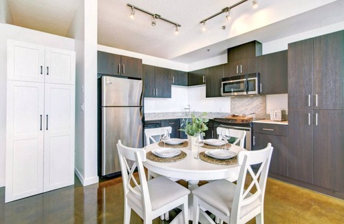 Beltline Condo | Chic DT Suite at Stampede w/Free Parking, AC