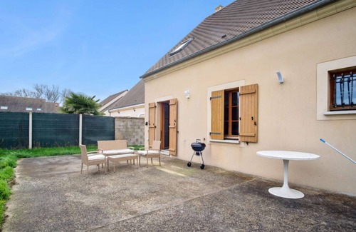 Meaux Apartment | Chic friendly and spacious house