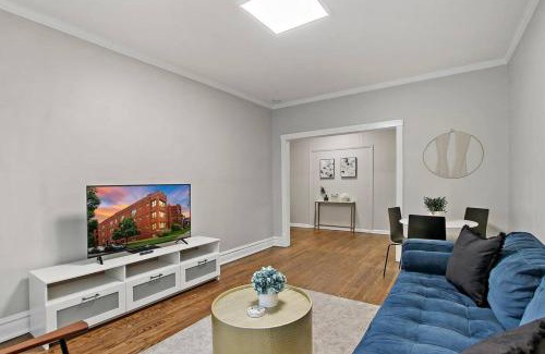 Avondale Apartment | Chic & Fully Furnished 2BR Apartment - Roscoe 1