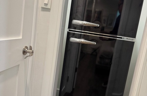 Jericho Apartment | Chic Private 1BR Suite/Walk to Shops