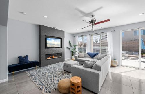 Terra Lago House | Chic, Spacious 5BD Desert Oasis