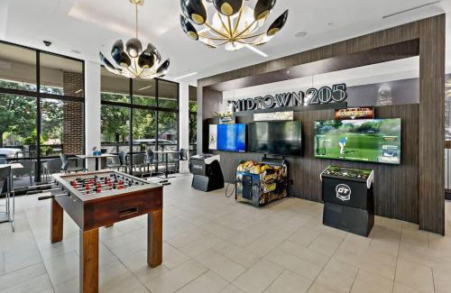 Cherry Apartment | Chic Studio - 5 Min DT, Gym, Parking, W-D - Sleeps 6