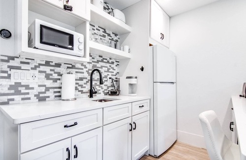 Wesley Chapel Condo | Chic Studio Condo w/Murphy Bed | Desk | Kitchenette & Golf Views – Perfect for Work & Relaxation!