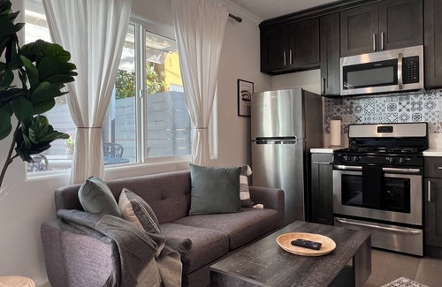 Mid-Wilshire House | Chic Studio + Outdoor Dinning in the Heart of LA