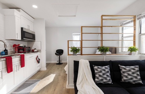 Harper Woods Apartment | Chic studio with AC and WiFi in superb Harper Woods
