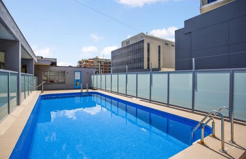 Bondi Junction Apartment | Chic Studio with a Pool and Moments from Shop