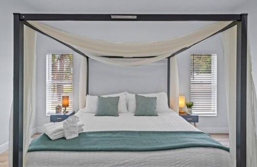 Plant City Villa | Chic Stylish Pool House 4 King Bed New Renovated