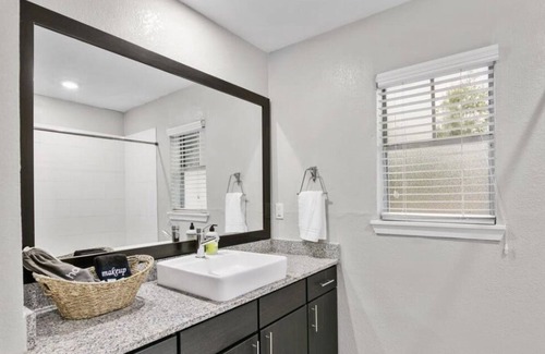 Riverside Apartment | Chic Suite near DT w/Comfy King Bed Free Parking