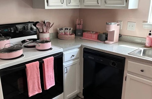 Flowood House | Chic Townhome at Rez, 2 Queen Beds, Smart TVs, Centrally Located, Community Pool