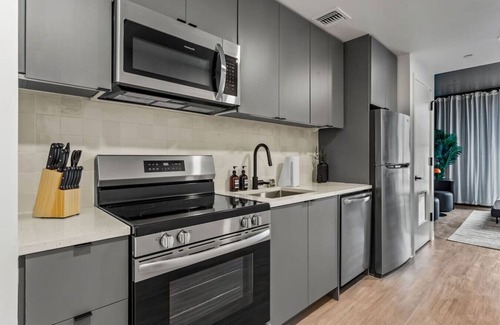Historic Ybor Apartment | Chic Ybor Escape | Free Parking | Mins to DT!