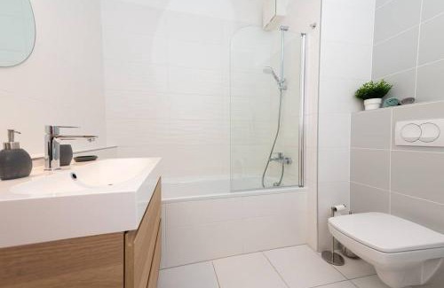 Ujlipotvaros Apartment | Chic206 Retreat: Modern 1BR Gem with Balcony by NW