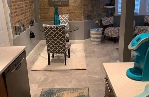 Logan Square Apartment | Chicago Dickens place 1 bd. Garden unit Centralized loc.