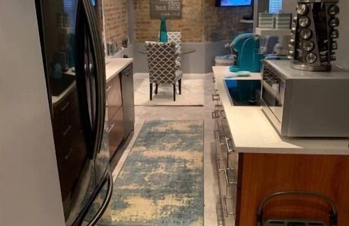 Logan Square Apartment | Chicago Dickens place 1 bd. Garden unit Centralized loc.