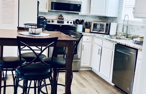 Fort Walton Beach Condo | Choctawhatchee Bay retreat w/public access to Gulf of Mexico across the street!