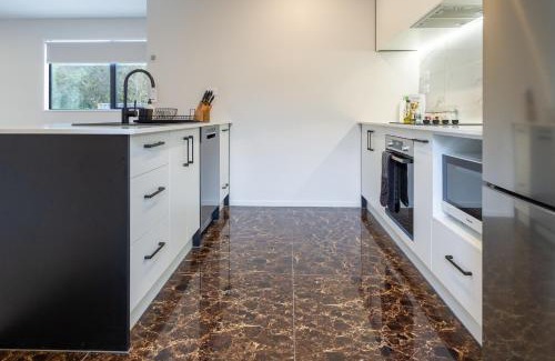 Upper Riccarton Apartment | Church Corner, Parking and Large Living Area