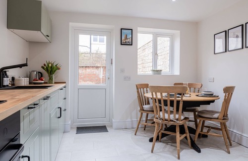 Stratton Cottage | Churn View - a cottage that sleeps 4 guests in 2 bedrooms