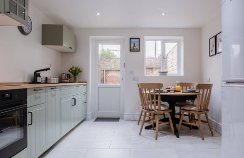 Stratton Cottage | Churn View - a cottage that sleeps 4 guests in 2 bedrooms