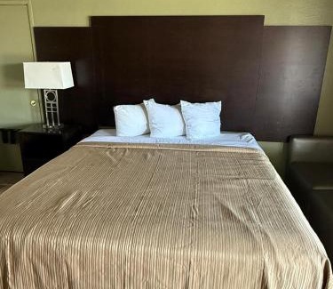 Hollister Hotel | Cinderella Motel