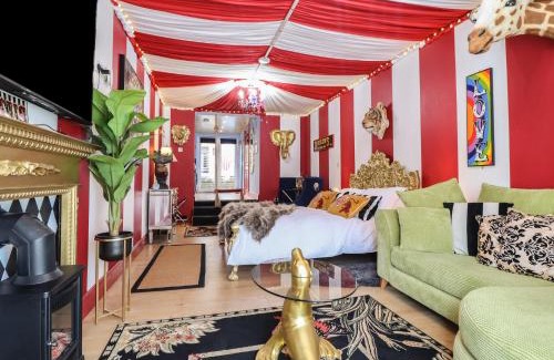 Treffynnon House | Circus Circus