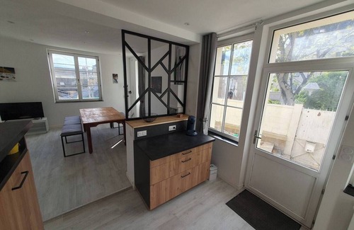 Chateau-Gontier Apartment | City center apartment with 200 m2 of land