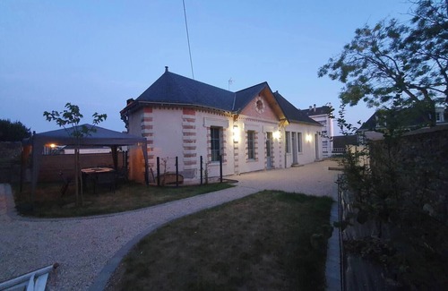 Chateau-Gontier Apartment | City center apartment with 200 m2 of land