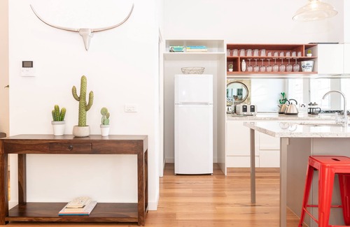 Arakan Cottage | City Chic With Ocean Outlooks