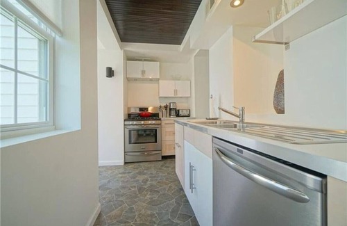 Pittsburgh House | City Cottage with Yard Sleeps 8