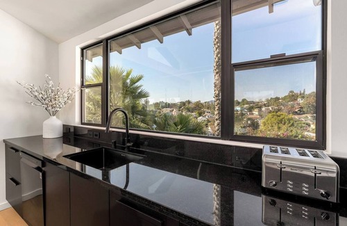 Elysian Heights Apartment | City Oasis, Stunning Panoramic Views