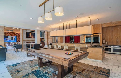 Orange Heights Apartment | City Stay | Pool, Gym, W/D, Parking & Dog Park