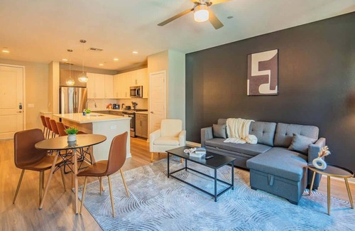 Orange Heights Apartment | City Stay | Pool, Gym, W/D, Parking & Dog Park