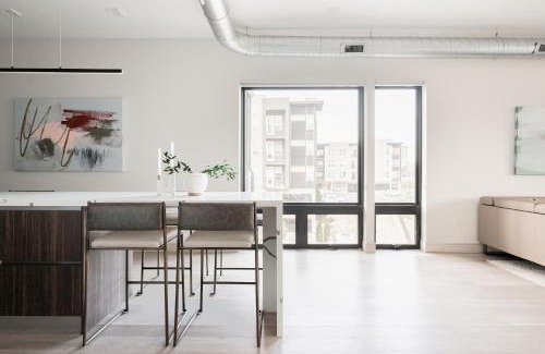 Jefferson Park House | City Views! - Chic Jefferson Park Condo - Tesoro