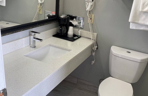 Warren Hotel | Clairmont Inn & Suites Warren